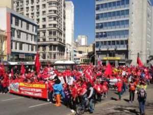 Puxados pela CUT, trabalhadores fazem passeata em Curitiba