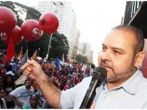 Vagner Freitas discursa durante a manifestação que parou a Av. Paulista