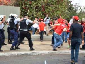 Policiais reprimem manifestantes da CUT em frente ao Congresso Nacional