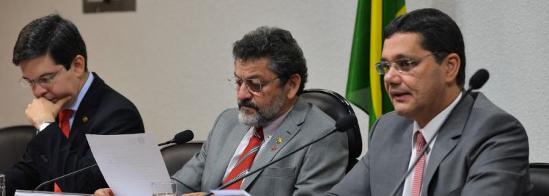 Senador Randolfe Rodrigues (esquerda) e demais membros da CPI do HSBC