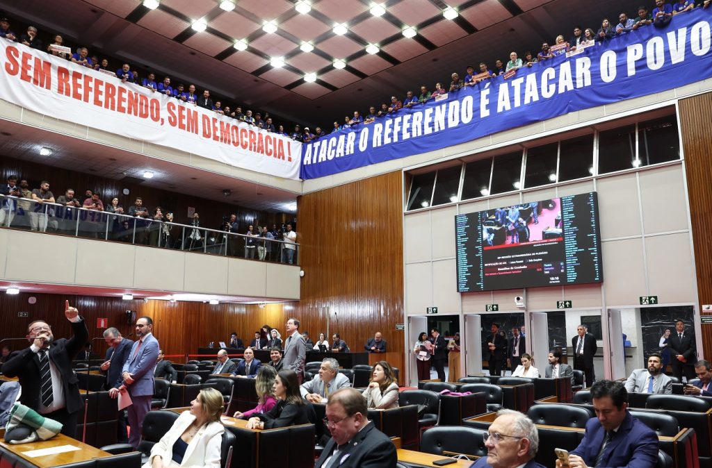 Deputados aprovam, na madrugada, PEC que acaba com referendo e facilita privatizar a Copasa